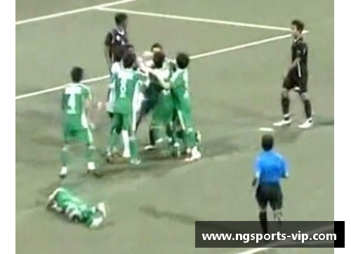 韩国足球担架：场上的生命之希望